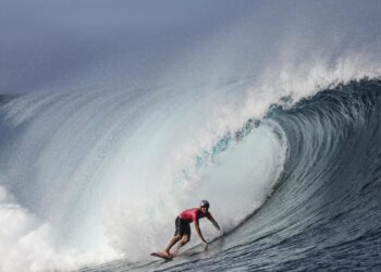 El japonés Reo Inaba en acción durante la tercera ronda masculina de surf en los Juegos Olímpicos de París 2024, en Teahupo'o, Tahití. Foto:  Fazry Ismail/EFE.