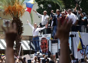 La opositora María Corina Machado en una protesta hoy sábado en Caracas. Foto: EFE.