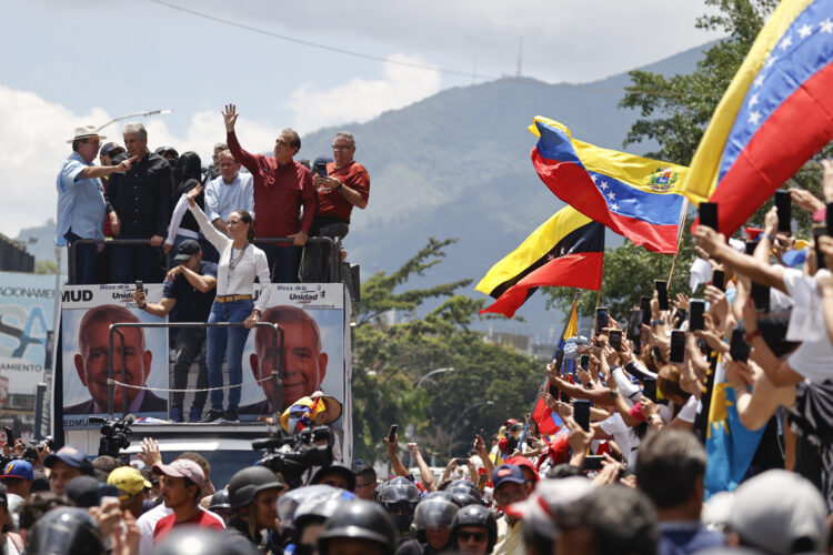 María Corina Machado saluda a seguidores este sábado, en Caracas. Foto: Miguel Gutiérrez/EFE.