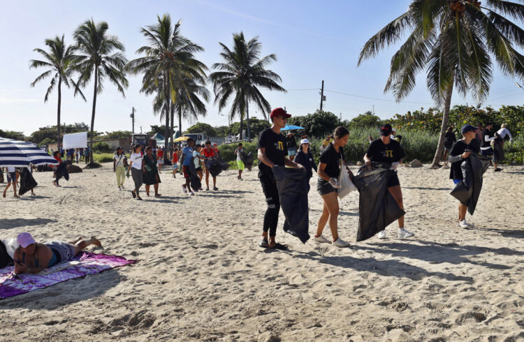 Jornada de limpieza de la playa de Guanabo, La Habana (Cuba). Foto:  Ernesto Mastrascusa/EFE.