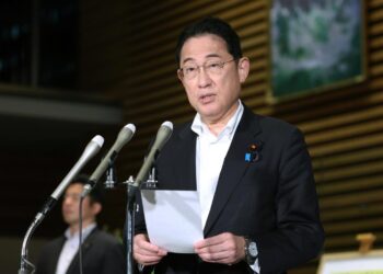 El Primer Ministro japonés, Fumio Kishida, habla con un periodista después del terremoto. Foto:  JIJI PRESS JAPAN/ EFE/EPA.