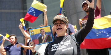 Una mujer sostiene una imagen del candidato opositor Edmundo González Urrutia, de la Plataforma Unitaria Democrática (PUD), durante una protesta contra de los resultados oficiales de las elecciones Venezuela. Foto: Ronald Peña R. / EFE.