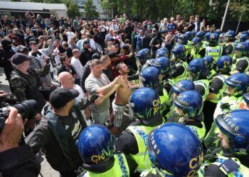 Manifestantes de extrema derecha confrontan a la policía durante una protesta en Manchester, Reino Unido. Foto: EFE / EPA / STR.