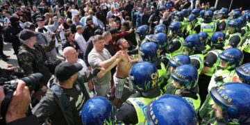 Manifestantes de extrema derecha confrontan a la policía durante una protesta en Manchester, Reino Unido. Foto: EFE / EPA / STR.