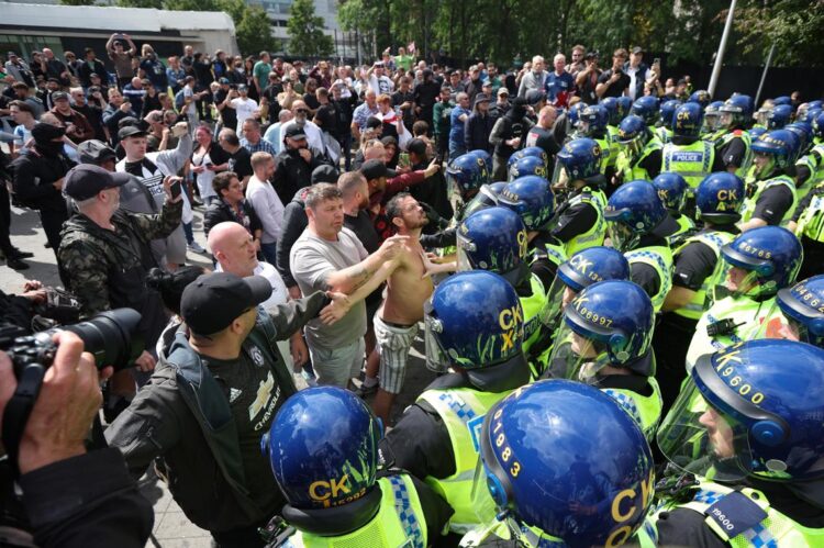 Manifestantes de extrema derecha confrontan a la policía durante una protesta en Manchester, Reino Unido. Foto: EFE / EPA / STR.