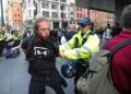 Un manifestante es detenido por la policía durante una protesta en Manchester, Reino Unido. Foto: EFE / EPA / STR.