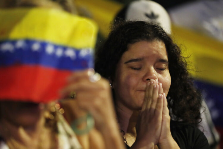 Una venezolana participa en una protesta tras las elecciones presidenciales del domingo en las que el Consejo Nacional Electoral (CNE) dio como ganador a Nicolás Maduro, este miércoles en Cali (Colombia). Foto:  Ernesto Guzman Jr/EFE.