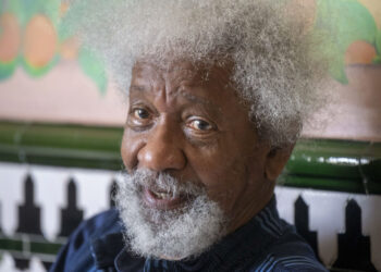 Fotografía de archivo del escritor nigeriano Wole Soyinka, Nobel de Literatura en 1986. Foto: Miguel Ángel Molina / EFE / Archivo.