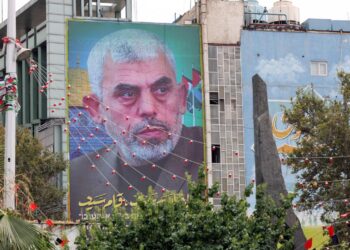 Un cartel del nuevo líder de Hamás, Yahya Al-Sinwar, colgado en una pared en la Plaza Palestina en Teherán, Irán. La tensión sigue siendo alta entre Irán e Israel desde que el difunto líder de Hamas, Ismail Haniyeh, fue asesinado. El ayatolá Jamenei, ha prometido un "duro castigo" contra Israel tras el asesinato de Haniyeh. Foto: EFE/EPA/ABEDIN TAHERKENAREH.