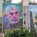 Un cartel del nuevo líder de Hamás, Yahya Al-Sinwar, colgado en una pared en la Plaza Palestina en Teherán, Irán. La tensión sigue siendo alta entre Irán e Israel desde que el difunto líder de Hamas, Ismail Haniyeh, fue asesinado. El ayatolá Jamenei, ha prometido un "duro castigo" contra Israel tras el asesinato de Haniyeh. Foto: EFE/EPA/ABEDIN TAHERKENAREH.