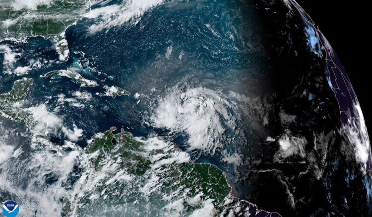 Localización de la tormenta tropical Ernesto en el Atlántico. Foto: NOAA-NHC /EFE.