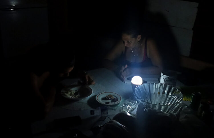 Una familia durante un apagón en La Habana. Foto: Ernesto Mastrascusa / EFE / Archivo.