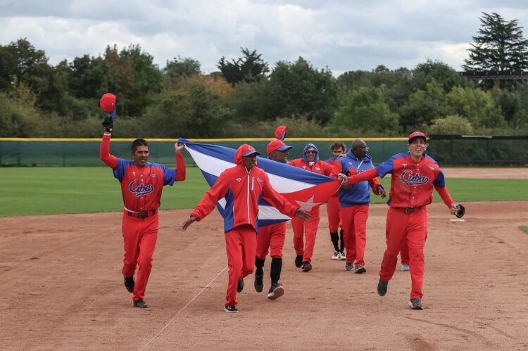 Los antillanos celebraron la corona en la lid británica. Foto: Rocker Davies/WBSC.