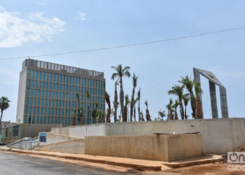 Vista de la embajada de EEUU en La Habana. Foto: Kaloian Santos Cabrera.