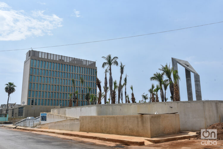 Vista de la embajada de EEUU en La Habana. Foto: Kaloian Santos Cabrera.