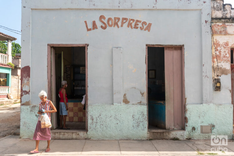 Fachada de una bodega cubana. Foto: Kaloian Santos Cabrera.