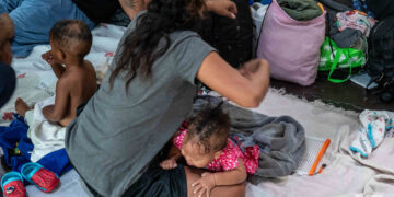 Migrantes irregulares con sus hijos en un refugio transitorio en El Paso, Texas. Foto: Kaloian / Archivo.