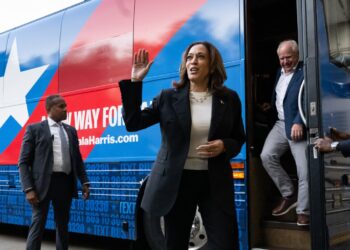 Kamala Harris y su compañero de fórmula, Tim Walz, en su ya famoso autobús de campaña. Foto: NPR.