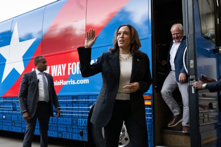 Kamala Harris y su compañero de fórmula, Tim Walz, en su ya famoso autobús de campaña. Foto: NPR.