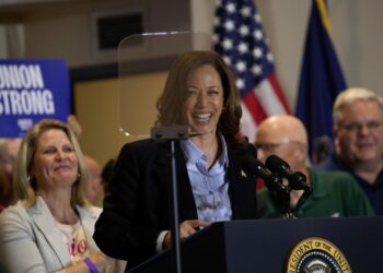 Pittsburgh (United States), 02/09/2024.- US Vice President and Democratic Presidential nominee Kamala Harris delivers remarks during a campaign event in Pittsburgh, Pennsylvania, USA, 02 September 2024. Harris and Biden are appealing to labor unions, a crucial Democratic voter block, in this first campaign event together since Harris moved to the top of the ticket. (Elecciones) EFE/EPA/REBECCA DROKE