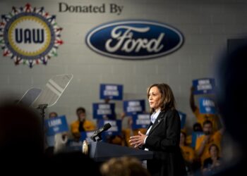 Kamala Harris hablando en Detroit, Michigan, el de 2 de septiembre de 2024. Foto: EFE/EPA/CYDNI ELLEDGE.