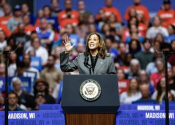 Kamala Harris habla durante un acto de campaña en Madison, Wisconsin, el 20 de septiembre. Foto: EFE//KAMIL KRZACZYNSKI.