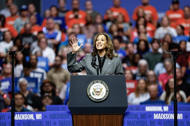 Kamala Harris habla durante un acto de campaña en Madison, Wisconsin, el 20 de septiembre. Foto: EFE//KAMIL KRZACZYNSKI.