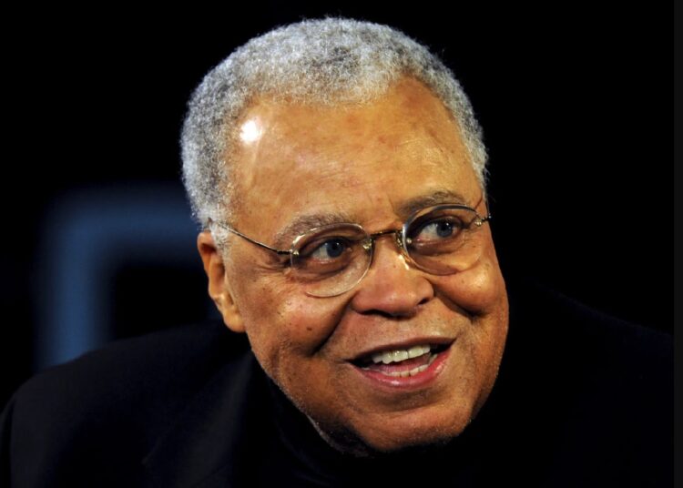 Fotografía de archivo del actor estadounidense James Earl Jones en 2009, durante los ensayos para la ceremonia de los Premios del Sindicato de Actores de Pantalla (SAG). Foto: John G. Mabanglo / EFE / Archivo.