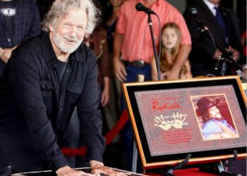 Foto de archivo del músico y actor estadounidense Kris Kristofferson, fallecido el 28 de septiembre de 2024, a los 88 años, mientras deja la huella de sus manos en el cemento durante su entrada en el paseo del Rock de Hollywood (RockWalk), en Hollywood, California Foto: Paul Buck / EFE / Archivo.