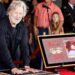 Foto de archivo del músico y actor estadounidense Kris Kristofferson, fallecido el 28 de septiembre de 2024, a los 88 años, mientras deja la huella de sus manos en el cemento durante su entrada en el paseo del Rock de Hollywood (RockWalk), en Hollywood, California Foto: Paul Buck / EFE / Archivo.