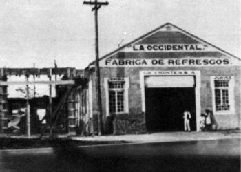 La fábrica en Guanajay, construcción de una nave en 1929. Foto tomada del Diario de la Marina.