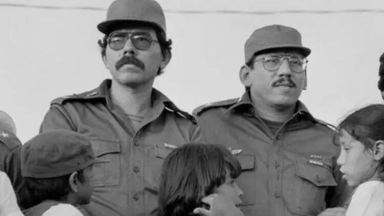 Los comandantes sandinistas Daniel y Humberto Ortega en los años 80 Foto:  BBC.