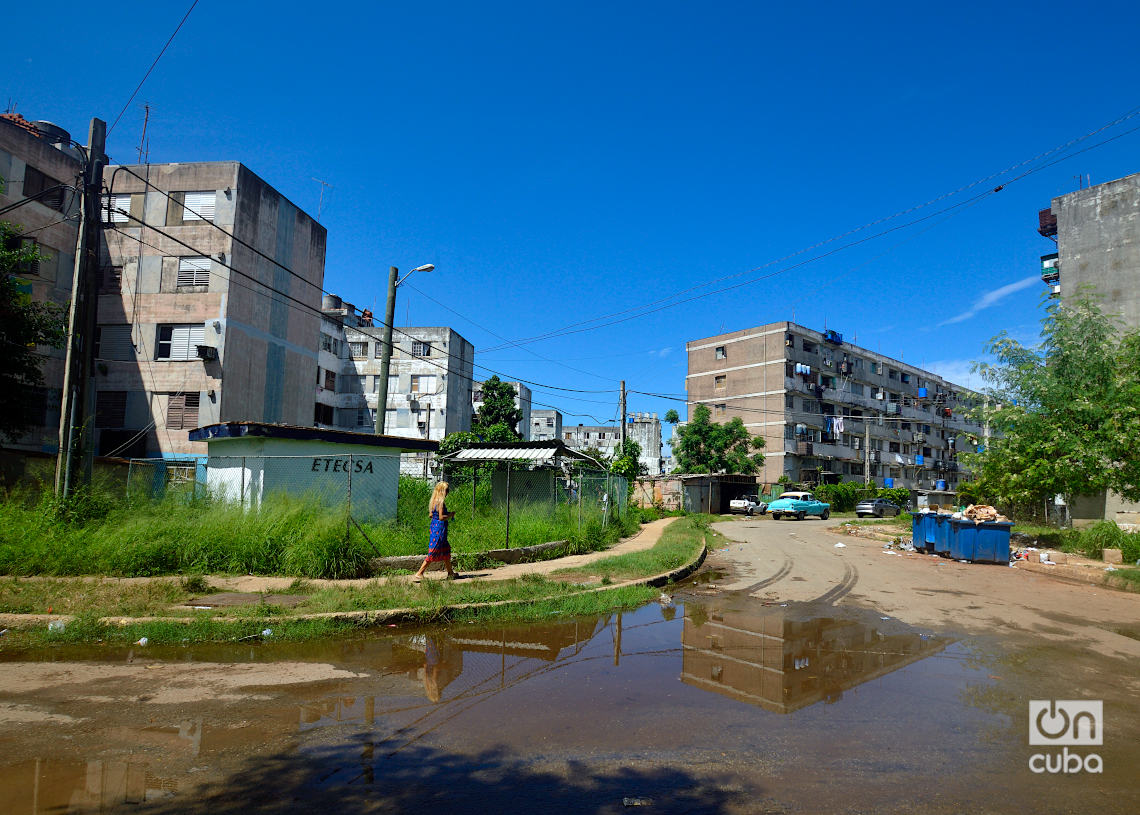 Micro X, en Alamar, La Habana. Foto: Otmaro Rodríguez.