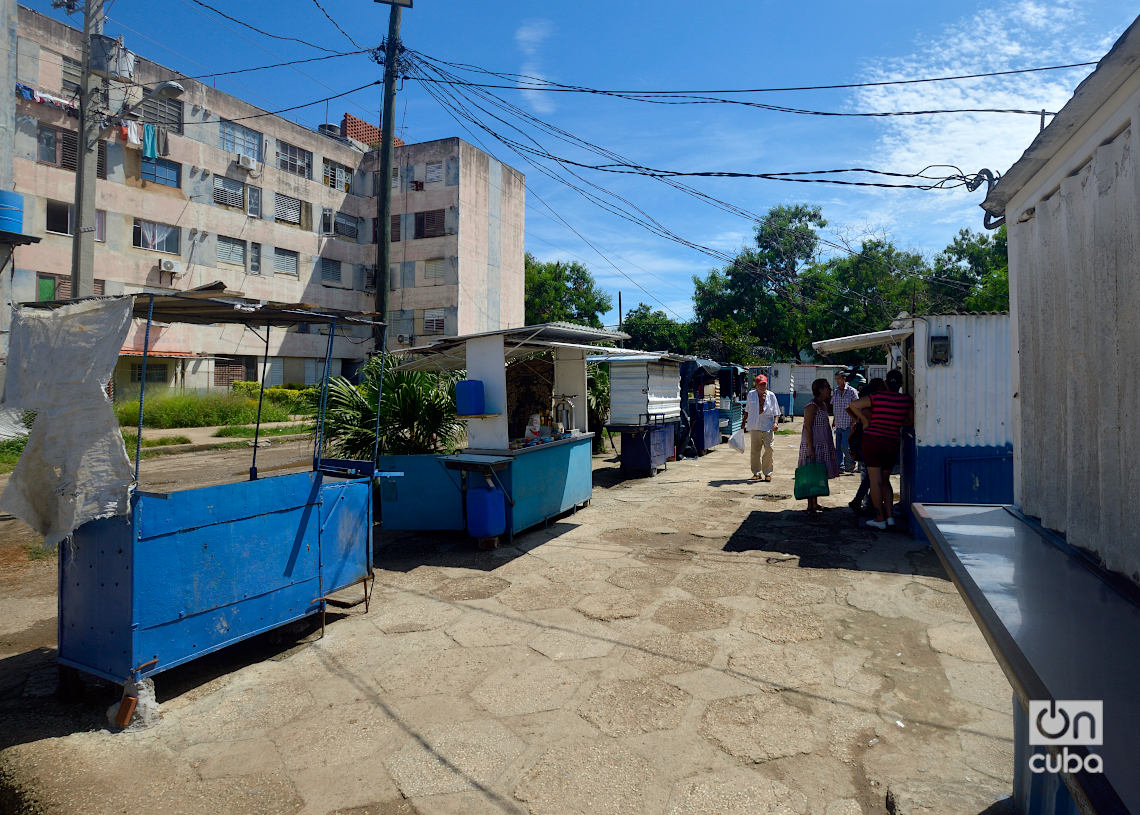 Micro X, en Alamar, La Habana. Foto: Otmaro Rodríguez.