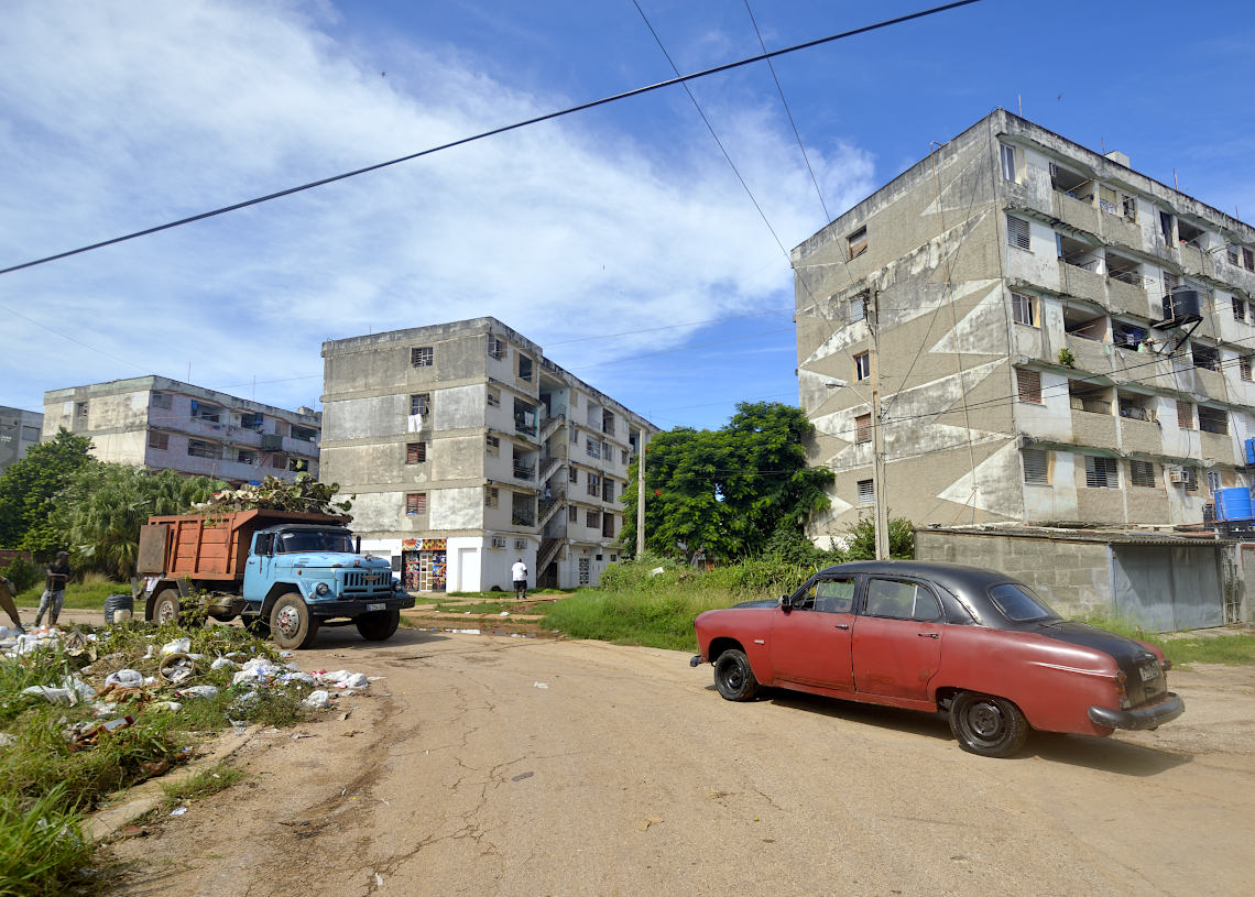 Micro X, en Alamar, La Habana. Foto: Otmaro Rodríguez.