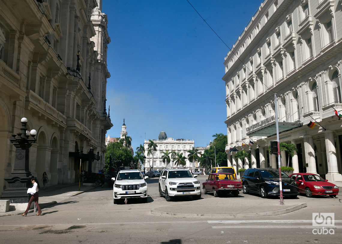 Parqueo de autos frente a la Plazuela de Albear. Foto: Otmaro Rodríguez.