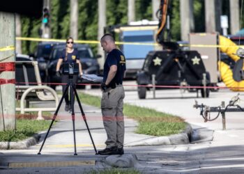 Agentes investigando en el campo de golf de Trump en West Palm Beach. Foto: EFE/EPA/CRISTOBAL HERRERA-ULASHKEVICH.