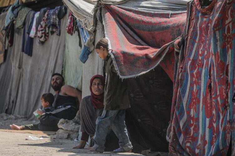 Refugiados en Khan Yunis , Franja de Gaza. Foto: EFE/EPA/MOHAMMED SABER.