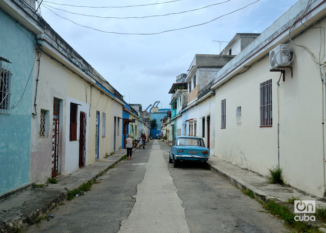 Barrio de San Martín, en el Cerro, La Habana. Detrás, las torres del estadio Latinoamericano. Foto: Otmaro Rodríguez.