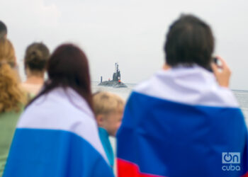 Personas observan el submarino ruso que visitó La Habana, en junio pasado. Foto: Otmaro Rodríguez.