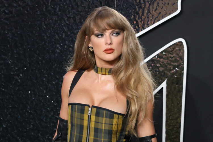 Taylor Swift posa durante la alfombra roja de los MTV Video Music Awards 2024, en el UBS Arena, Nueva York. Foto: EFE/ Octavio Guzmán.