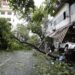 Un hombre salta un árbol caído tras la llegada a tierra del tifón Yagi en Hanoi, Vietnam, 08 de septiembre de 2024. El tifón Yagi, la tormenta más potente de Asia en lo que va de año, tocó tierra en el norte de Vietnam el pasado 07 de septiembre, causando 14 muertos y 220 heridos, según las estadísticas de la Autoridad de Gestión de Desastres y Diques de Vietnam, dependiente del Ministerio de Agricultura y Desarrollo Rural. EFE/LUONG THAI LINH