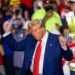 Donald Trump baila después de hablar en un mitin de campaña en Johnstown, Pensilvania, el 30 de agosto de 2024. Foto: EFE/EPA/JIM LO SCALZO.