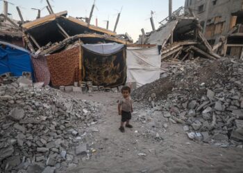 Un niño palestino desplazado internamente que huyó con su familia del norte de la Franja de Gaza se encuentra afuera de su refugio en la ciudad de Khan Younis, en el sur de la Franja de Gaza. Foto: Mohammed Saber / EFE.