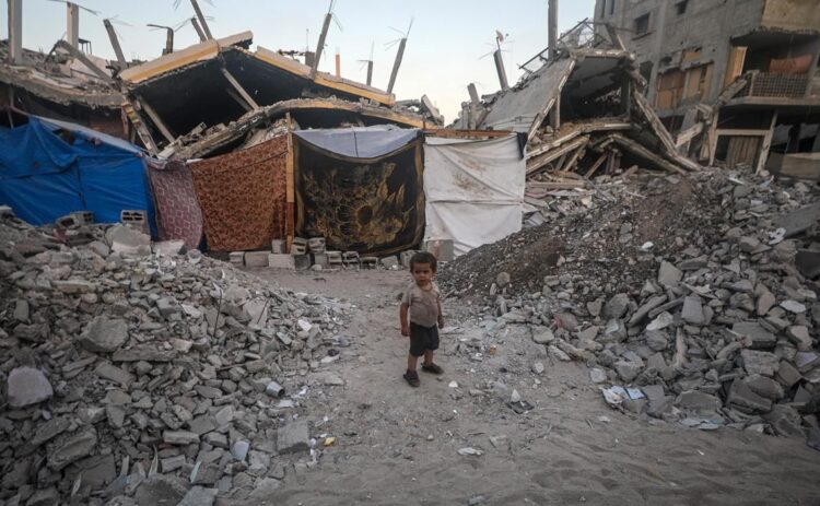 Un niño palestino desplazado internamente que huyó con su familia del norte de la Franja de Gaza se encuentra afuera de su refugio en la ciudad de Khan Younis, en el sur de la Franja de Gaza. Foto: Mohammed Saber / EFE.