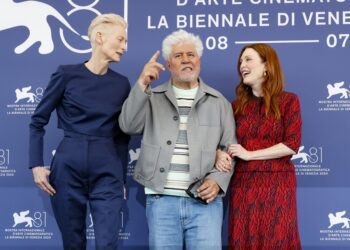 Tilda Swinton, Pedro Almodóvar y Julianne Moore, en Festival de Cine de Venecia. Foto: FABIO FRUSTACI/EFE/EPA.