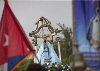 Fotografía de una escultura de la Virgen de Regla durante una procesión por las calles del barrio que lleva su nombre este sábado, en La Habana (Cuba). Foto: Yander Zamora/EFE.