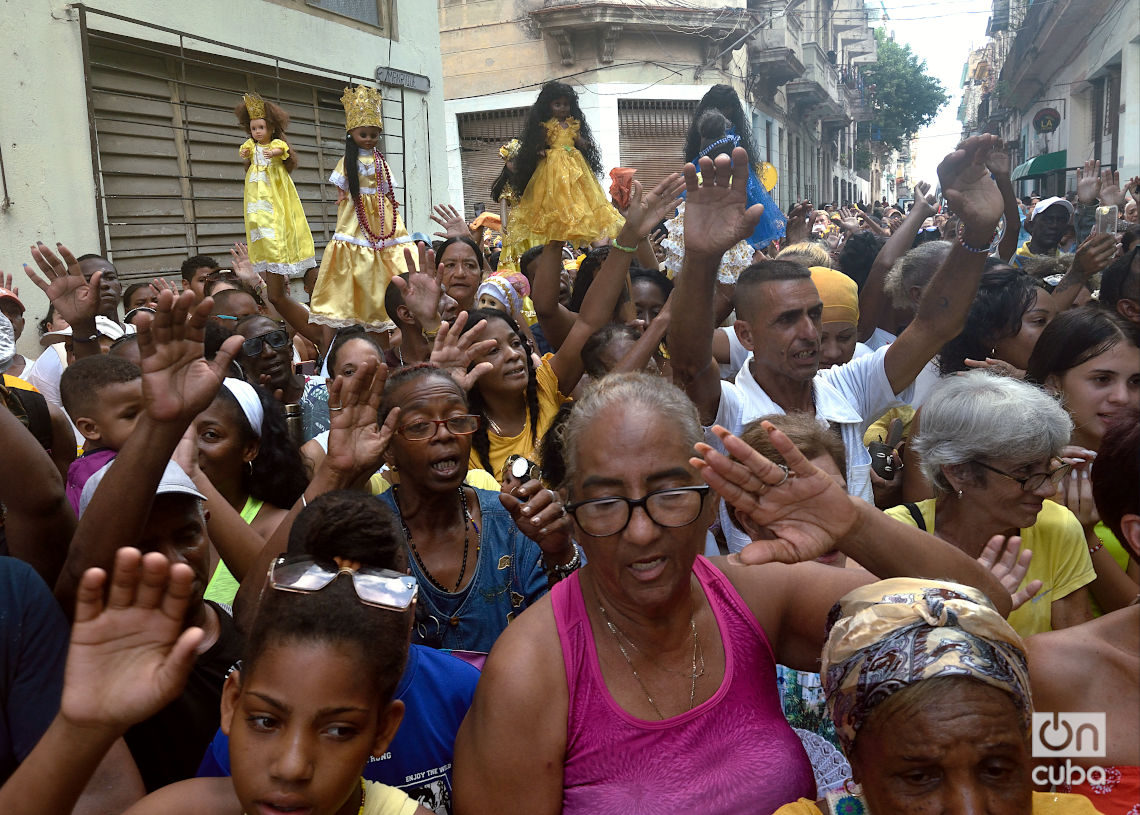 Devotos de la Virgen del Caridad de Cobre por las calles de Centro Habana, el domingo 8 de septiembre de 2024. Foto: Otmaro Rodríguez.