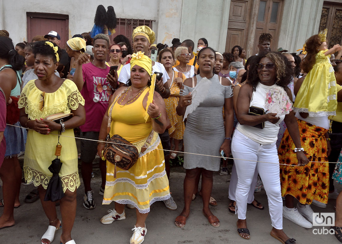 Devotos de la Virgen del Caridad de Cobre por las calles de Centro Habana, el domingo 8 de septiembre de 2024. Foto: Otmaro Rodríguez.