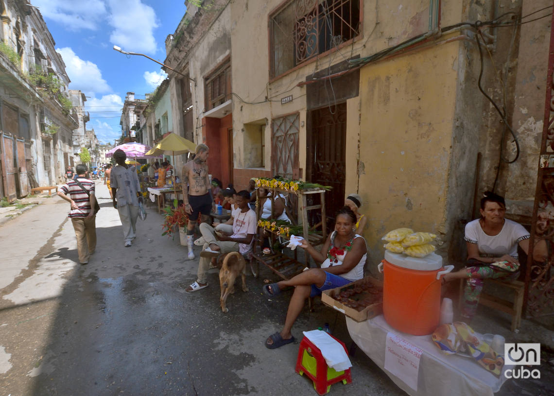 Vendedores en la zona de la procesión de la Virgen del Caridad de Cobre por las calles de Centro Habana, el domingo 8 de septiembre de 2024. Foto: Otmaro Rodríguez.